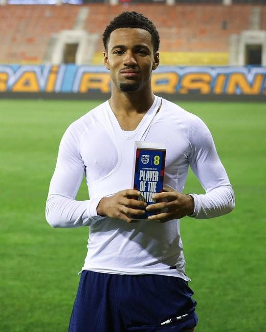 天博体育登录入口-太阳报：英格兰U21更衣室遭偷拍，恩瓦内里挥动毛巾愤怒遮窗